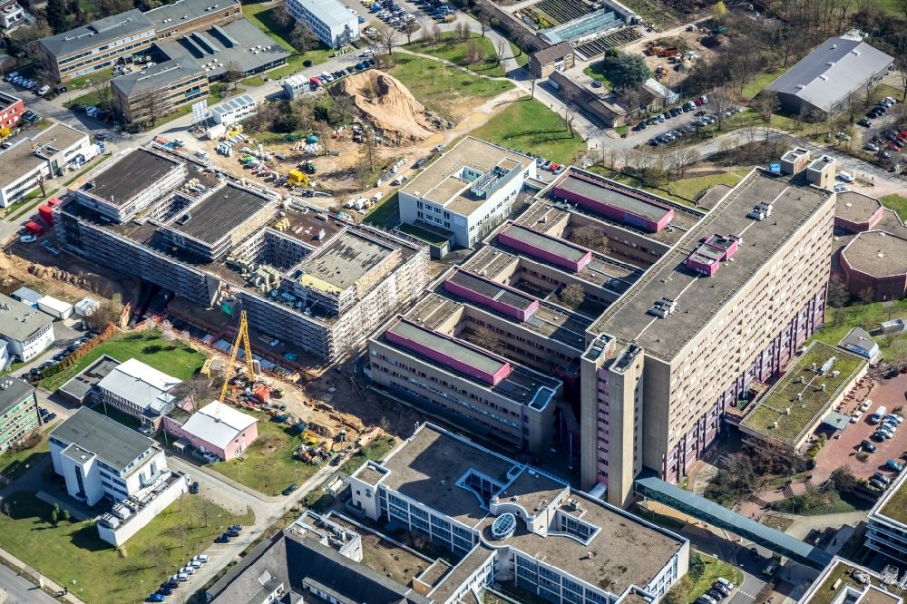 Düsseldorf von oben - Baustelle für einen Erweiterungs- Neubau auf dem Klinikgelände des Krankenhauses Universitätsklinikum Düsseldorf in Düsseldorf im Bundesland Nordrhein-Westfalen, Deutschland