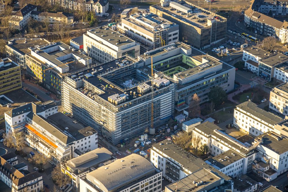 Essen von oben - Baustelle für einen Erweiterungs- Neubau auf dem Klinikgelände des Krankenhauses Universitätsklinikum Essen in Essen im Bundesland Nordrhein-Westfalen - NRW, Deutschland