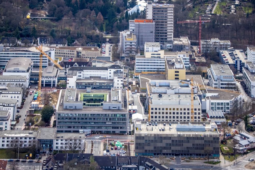 Luftaufnahme Essen - Baustelle für einen Erweiterungs- Neubau auf dem Klinikgelände des Krankenhauses Universitätsklinikum in Essen im Bundesland Nordrhein-Westfalen - NRW, Deutschland