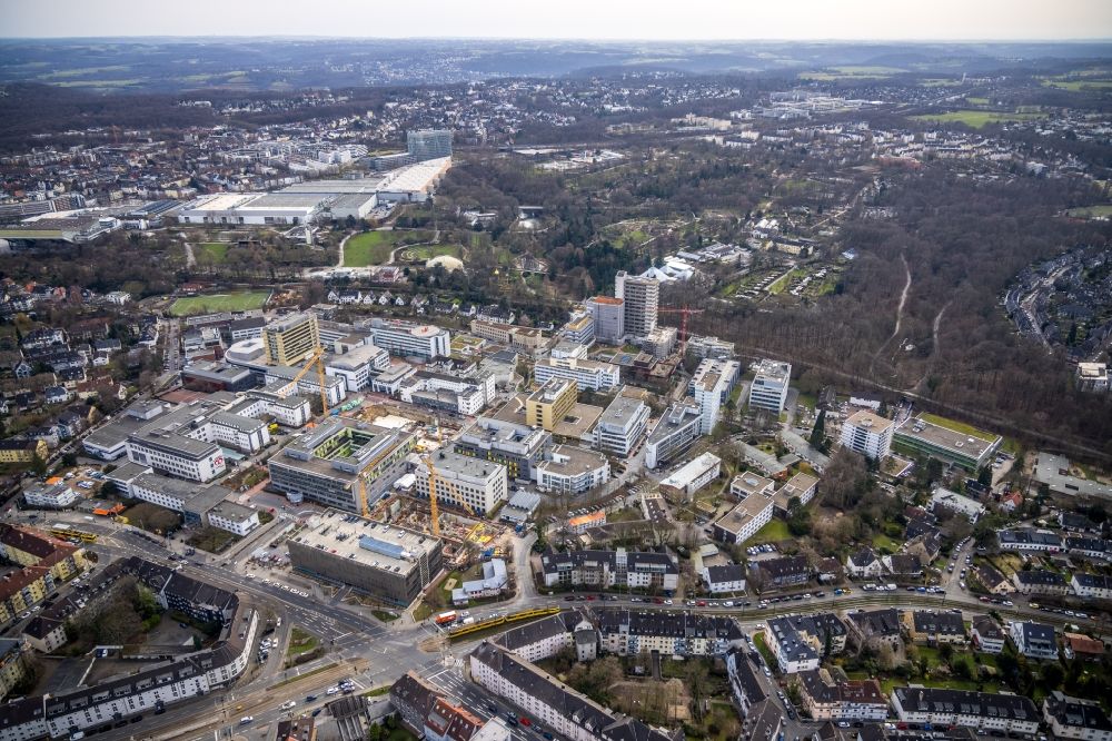 Luftbild Essen - Baustelle für einen Erweiterungs- Neubau auf dem Klinikgelände des Krankenhauses Universitätsklinikum in Essen im Bundesland Nordrhein-Westfalen - NRW, Deutschland