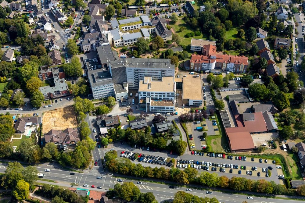 Dinslaken von oben - Baustelle für einen Erweiterungs- Neubau auf dem Klinikgelände des Krankenhauses St. Vinzenz-Hospital an der Doktor-Otto-Seidel-Straße in Dinslaken im Bundesland Nordrhein-Westfalen, Deutschland