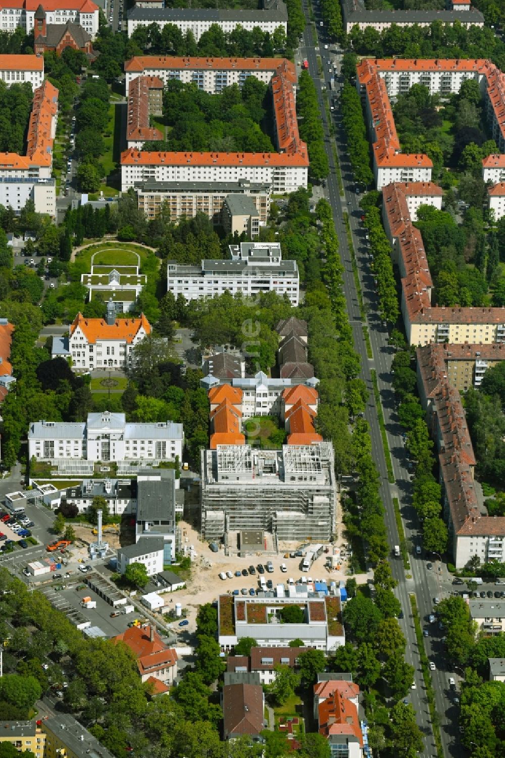 Luftbild Berlin - Baustelle für einen Erweiterungs- Neubau auf dem Klinikgelände des Krankenhauses Vivantes Auguste-Viktoria-Klinikum im Ortsteil Schöneberg in Berlin, Deutschland