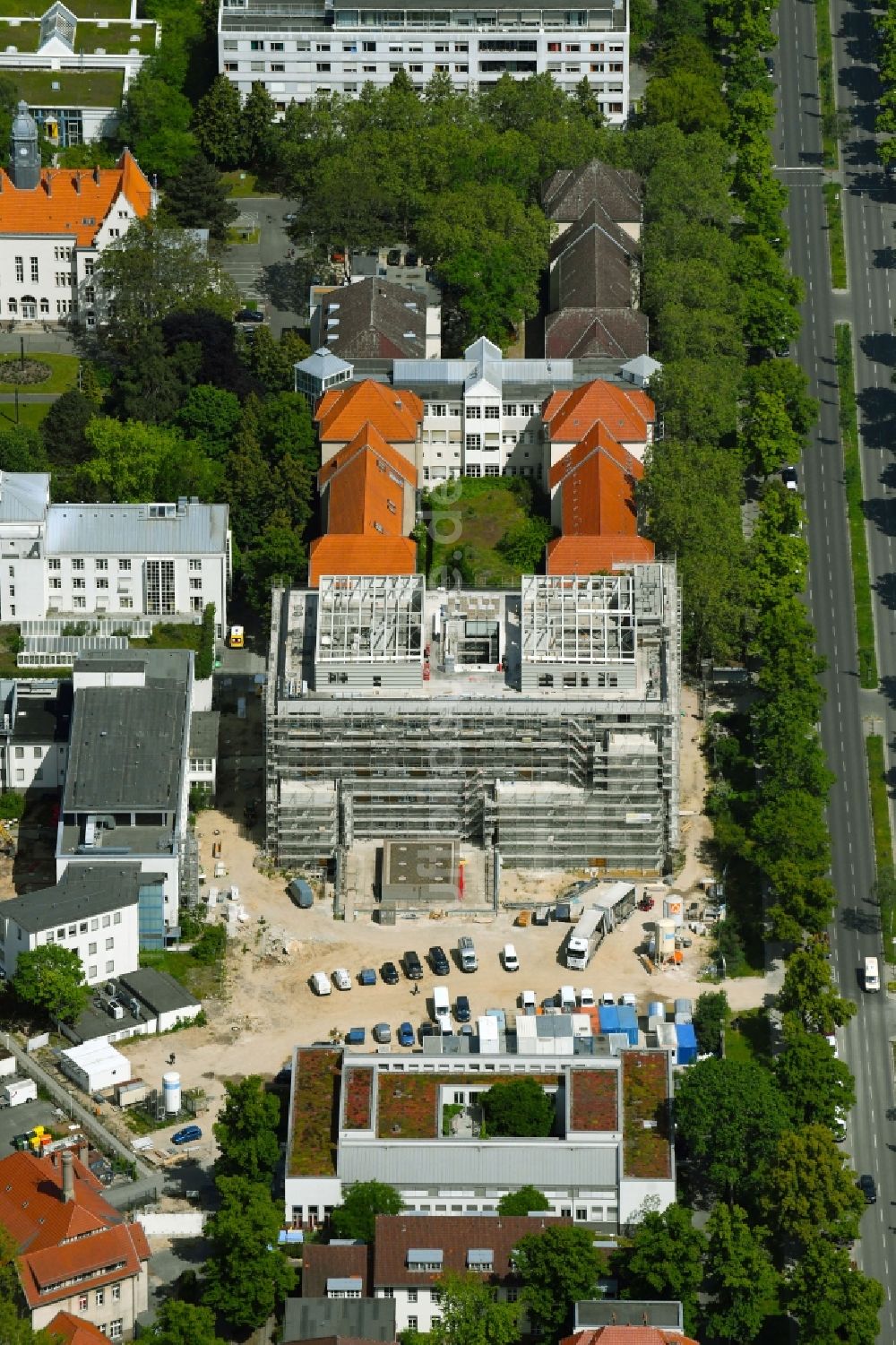 Luftaufnahme Berlin - Baustelle für einen Erweiterungs- Neubau auf dem Klinikgelände des Krankenhauses Vivantes Auguste-Viktoria-Klinikum im Ortsteil Schöneberg in Berlin, Deutschland