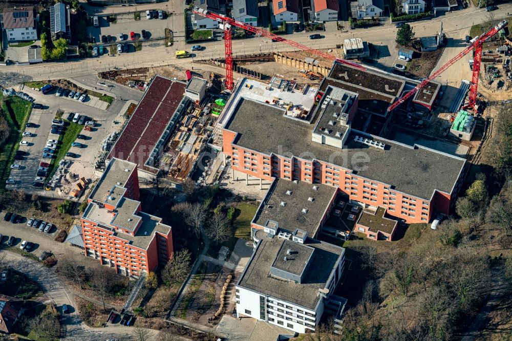 Luftaufnahme Emmendingen - Baustelle für einen Erweiterungs- Neubau auf dem Klinikgelände des Kreiskrankenhaus in Emmendingen im Bundesland Baden-Württemberg, Deutschland