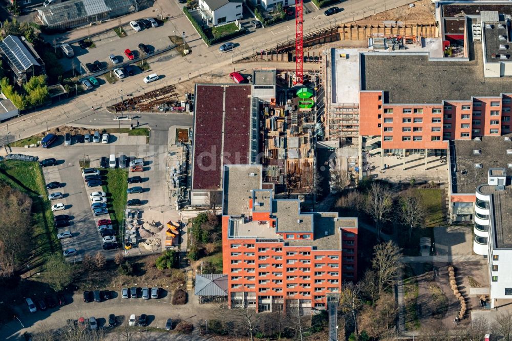 Luftaufnahme Emmendingen - Baustelle für einen Erweiterungs- Neubau auf dem Klinikgelände des Kreiskrankenhaus in Emmendingen im Bundesland Baden-Württemberg, Deutschland