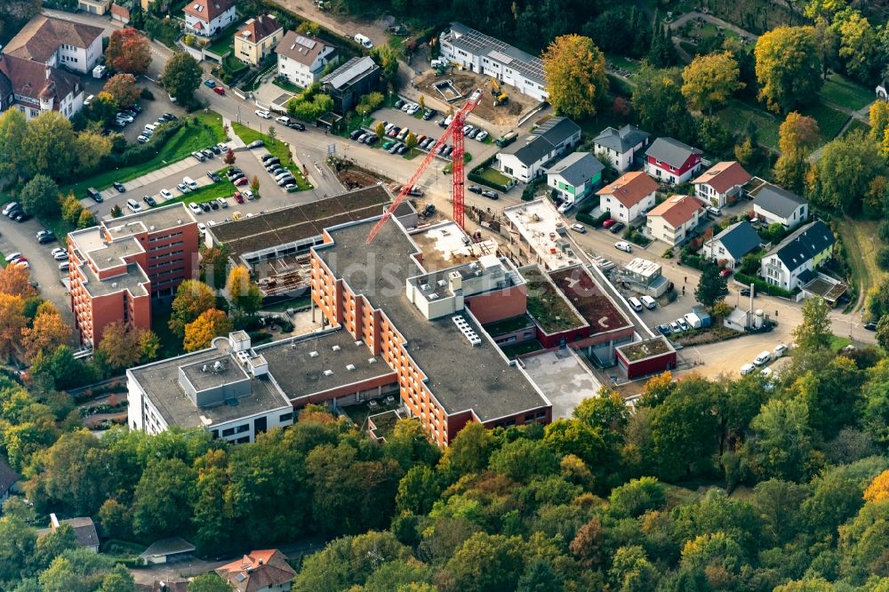 Emmendingen von oben - Baustelle für einen Erweiterungs- Neubau auf dem Klinikgelände des Kreiskrankenhaus in Emmendingen im Bundesland Baden-Württemberg, Deutschland