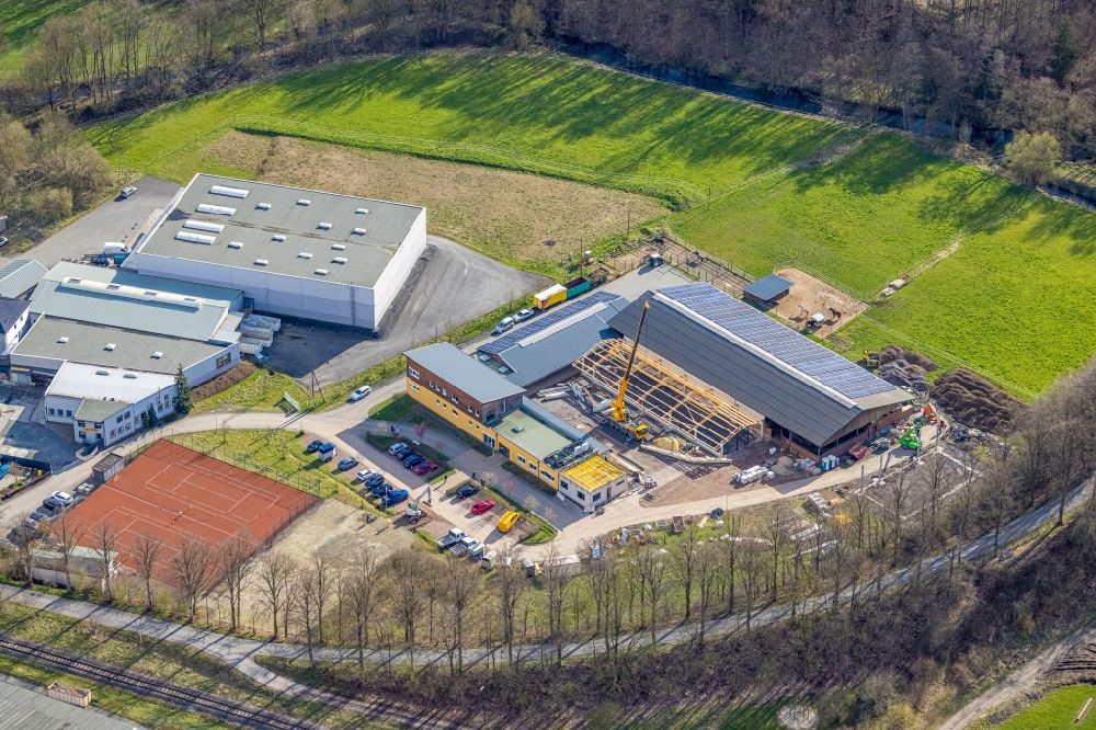 Luftbild Sundern (Sauerland) - Baustelle für einen Erweiterungs- Neubau auf dem Klinikgelände des Tierarztes für Pferde und Kleintiere im Ortsteil Stemel in Sundern (Sauerland) im Bundesland Nordrhein-Westfalen, Deutschland