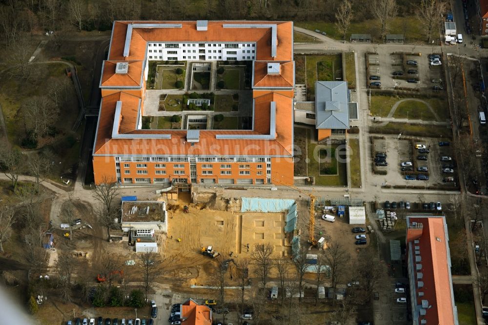Berlin aus der Vogelperspektive: Baustelle für einen Erweiterungs- Neubau Park-Klinik Weißensee im Ortsteil Weißensee in Berlin, Deutschland