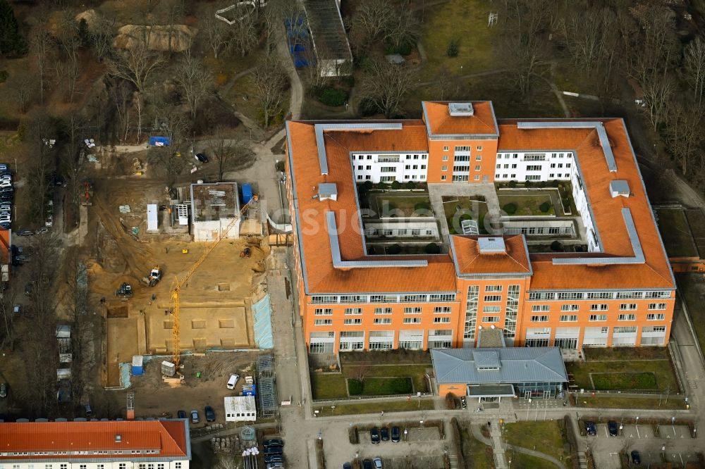 Luftaufnahme Berlin - Baustelle für einen Erweiterungs- Neubau Park-Klinik Weißensee im Ortsteil Weißensee in Berlin, Deutschland