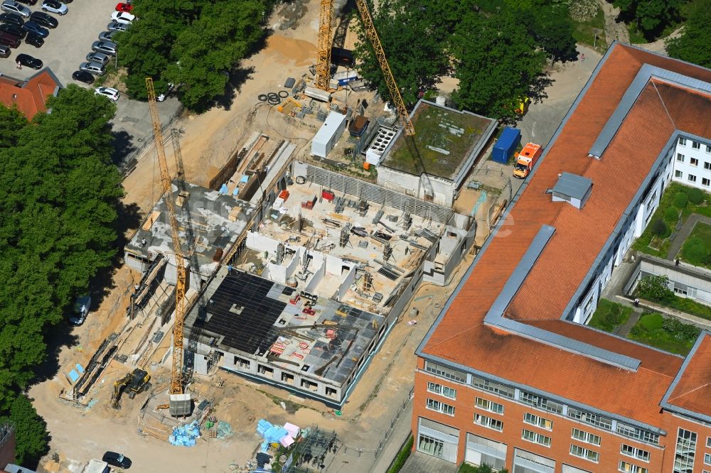 Luftaufnahme Berlin - Baustelle für einen Erweiterungs- Neubau Park-Klinik Weißensee im Ortsteil Weißensee in Berlin, Deutschland