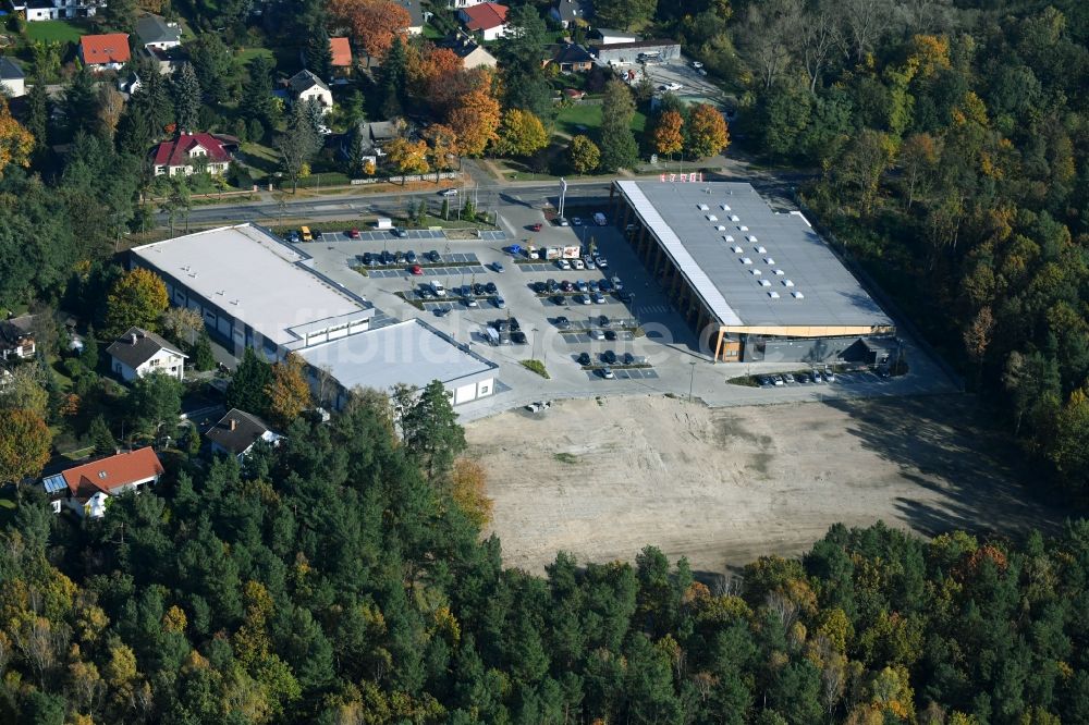 Luftaufnahme Hohen Neuendorf - Baustelle am Einkaufszentrum und Supermarkt- Filiale von REWE in Hohen Neuendorf im Bundesland Brandenburg