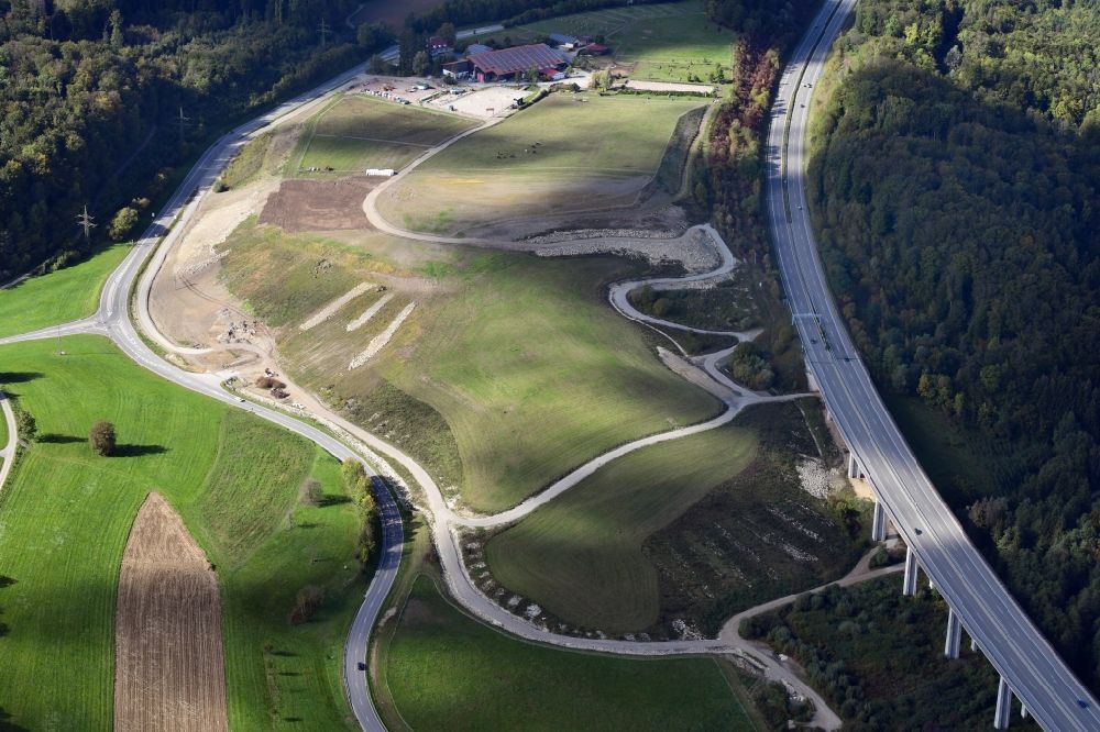 Inzlingen aus der Vogelperspektive: Baustelle und Erddeponie an der Autobahn der BAB A98 bei Inzlingen im Bundesland Baden-Württemberg