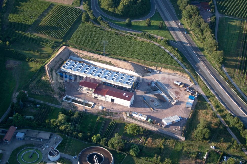 Insheim von oben - Baustelle des Erdwärmekraftwerkes Geothermie an der A65 in Insheim im Bundesland Rheinland-Pfalz