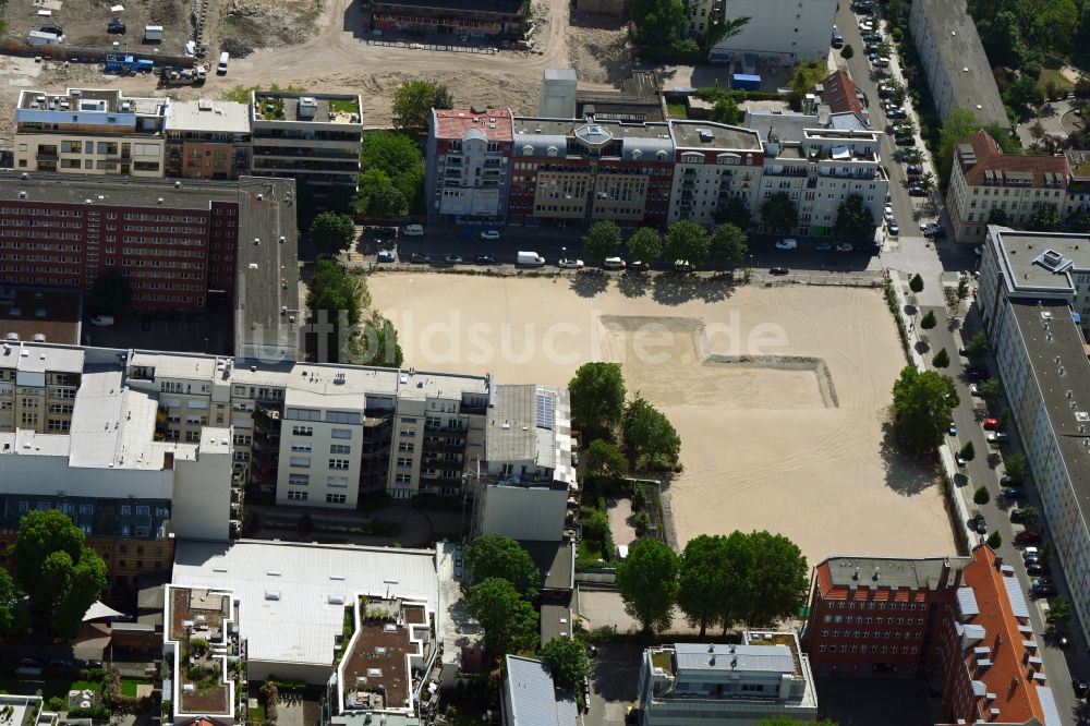Luftbild Berlin - Baustelle mit Erschließungs - und Aufschüttungs- Arbeiten an der Ecke Adalbertstraße - Köpenicker Straße in Berlin, Deutschland