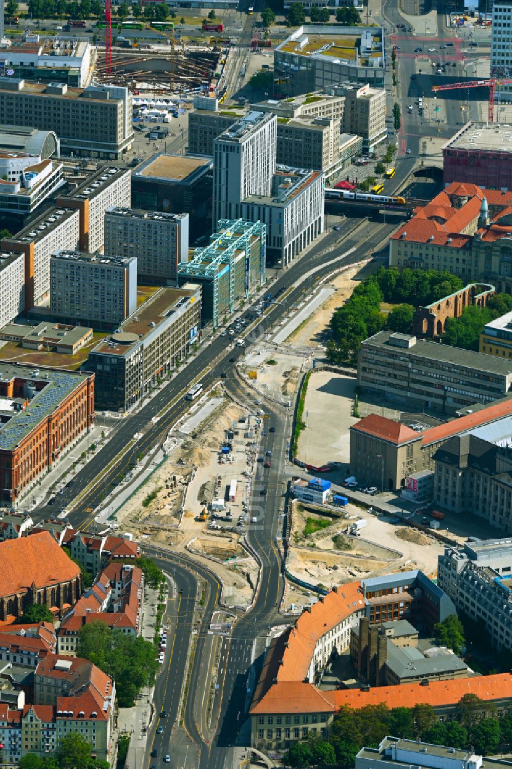 Luftbild Berlin - Baustelle mit Erschließungs - und Aufschüttungs- Arbeiten am Molkenmarkt entlang der Grunerstraße im Ortsteil Mitte in Berlin, Deutschland