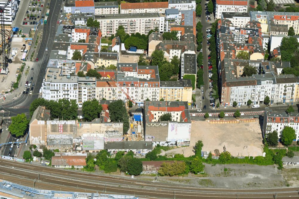 Luftbild Berlin - Baustelle mit Erschließungs - und Aufschüttungs- Arbeiten zum Neubau eises Wohnhauses in Berlin, Deutschland