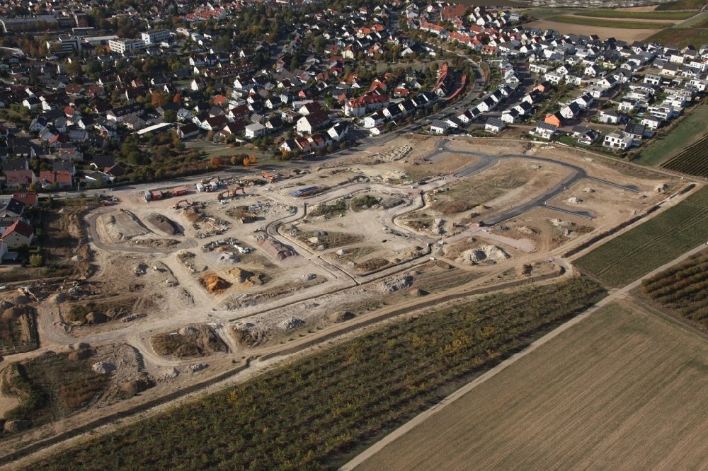 Luftaufnahme Nieder-Olm - Baustelle mit Erschließungs-, Grundierungs- und Erdarbeiten mit Aufschüttungen für das Baugebiet Weinberg V in Nieder-Olm im Bundesland Rheinland-Pfalz, Deutschland
