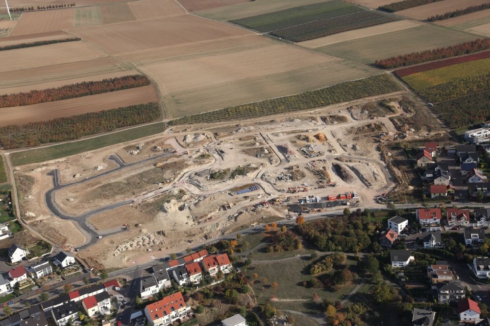 Nieder-Olm von oben - Baustelle mit Erschließungs-, Grundierungs- und Erdarbeiten mit Aufschüttungen für das Baugebiet Weinberg V in Nieder-Olm im Bundesland Rheinland-Pfalz, Deutschland