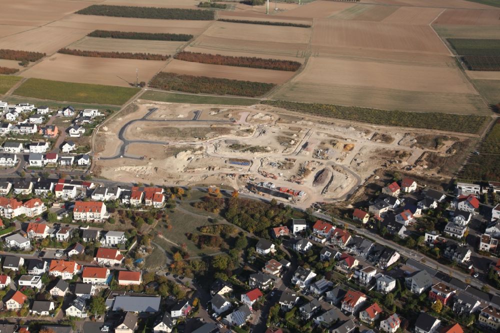 Luftbild Nieder-Olm - Baustelle mit Erschließungs-, Grundierungs- und Erdarbeiten mit Aufschüttungen für das Baugebiet Weinberg V in Nieder-Olm im Bundesland Rheinland-Pfalz, Deutschland