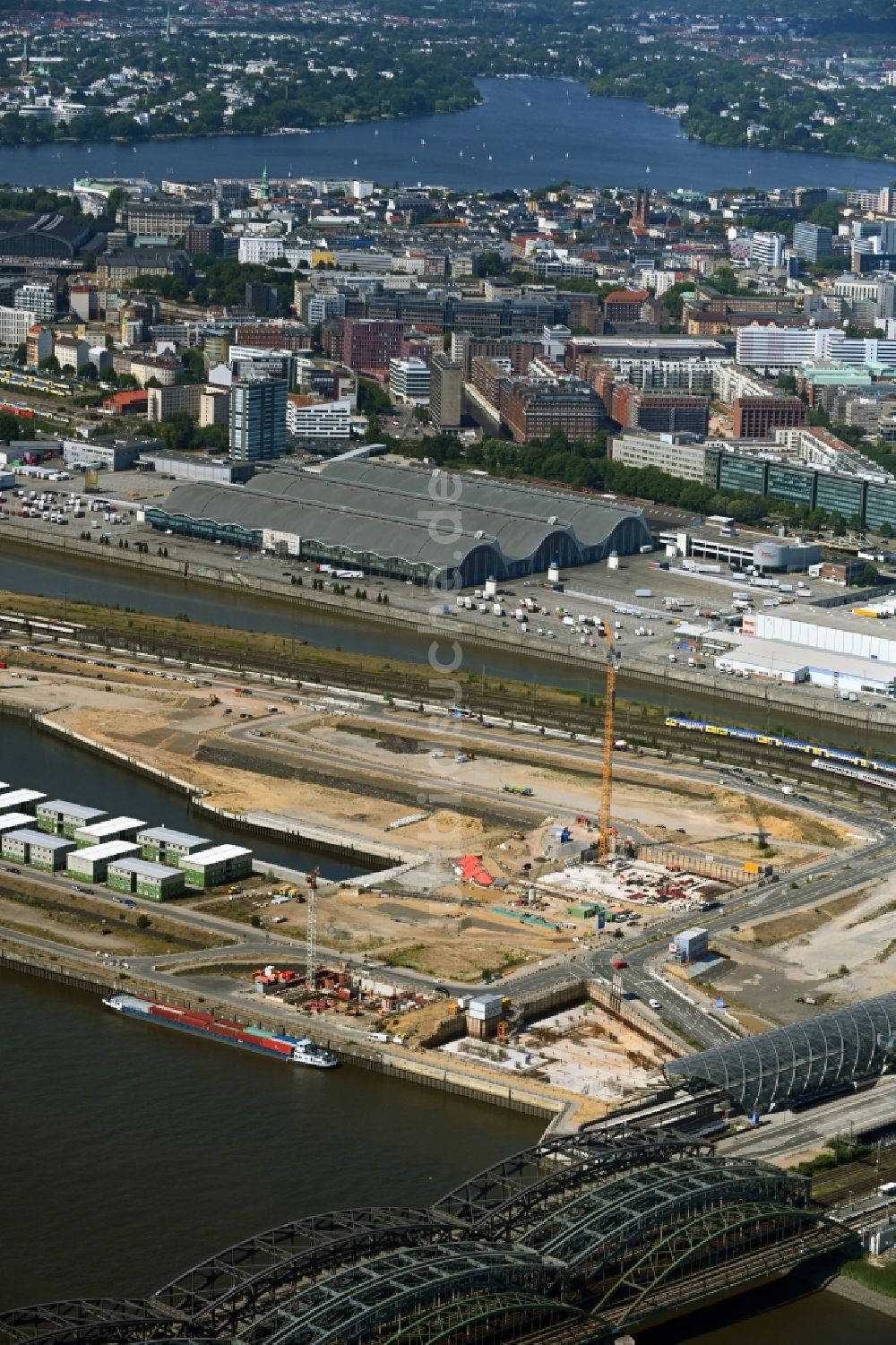 Luftbild Hamburg - Baustelle mit Erschließungs - und Pfahlgründungsarbeiten für die Fundamentplatte eines Neubaus eines Büro- und Geschäftshauses in Hamburg, Deutschland