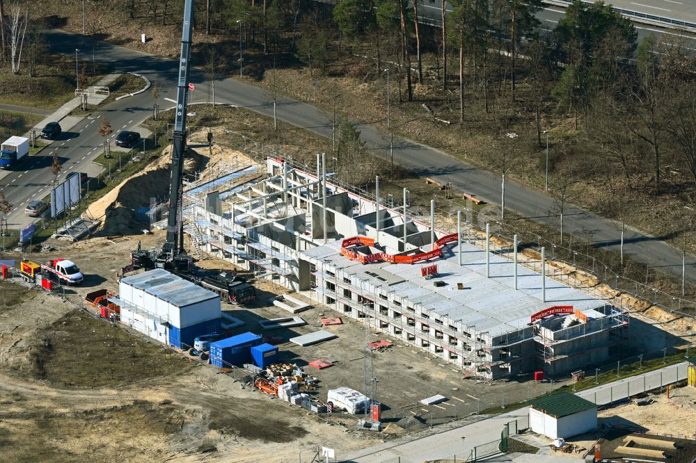 Luftaufnahme Kleinmachnow - Baustelle Flüchtlingsheim- und Asylunterkunfts- Gebäude in Kleinmachnow im Bundesland Brandenburg, Deutschland