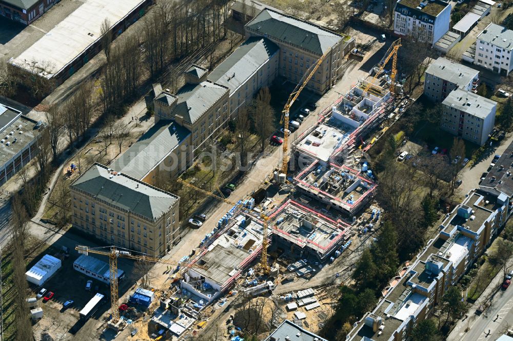 Luftaufnahme Berlin - Baustelle Flüchtlingsheim- und Asylunterkunfts- Gebäude im Ortsteil Spandau in Berlin, Deutschland