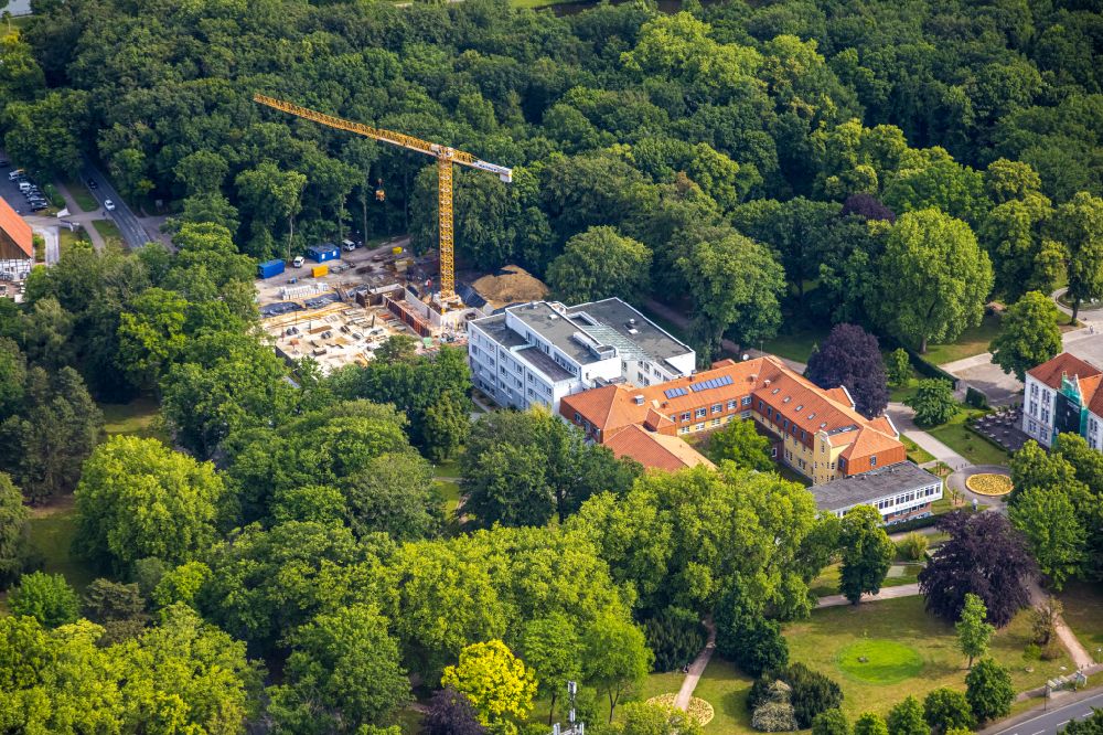 Hamm von oben - Baustelle für einen Erweiterungs- Neubau auf dem Klinikgelände des Krankenhauses Klinik für Manuelle Therapie in Hamm im Bundesland Nordrhein-Westfalen, Deutschland