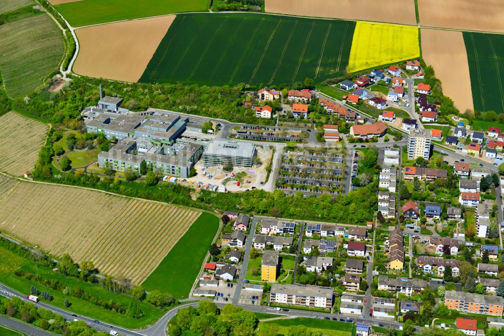 Luftbild Kitzingen - Baustelle für einen Erweiterungs- Neubau auf dem Klinikgelände des Krankenhauses der Klinikdienste Kitzinger Land GmbH in Kitzingen im Bundesland Bayern, Deutschland