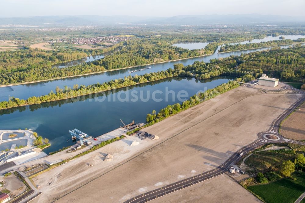 Luftaufnahme Lauterbourg - Baustelle für neue Hafenanlagen des Port Autonome de Strasbourg am Ufer des Flußverlaufes des Rhein in Lauterbourg in Grand Est, Frankreich