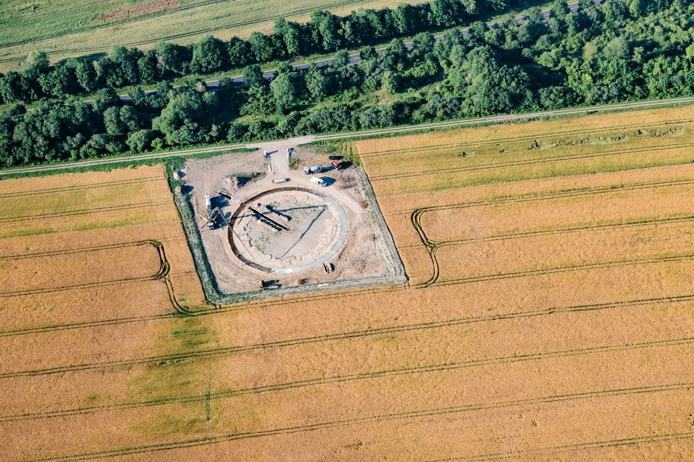 Luftaufnahme Boizenburg/Elbe - Baustelle für ein Fundament einer Windkraftanlage in Boizenburg/Elbe im Bundesland Mecklenburg-Vorpommern, Deutschland