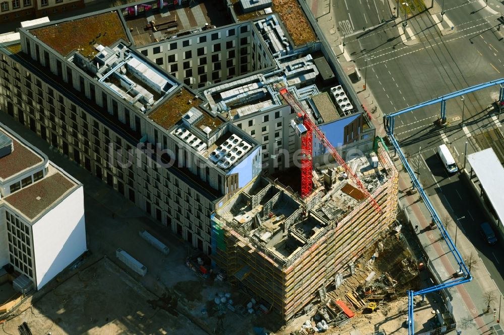 Luftbild Berlin - Baustelle am Gebäudekomplex der Hotelanlage AMANO Grand Central - ibis an der Invalidenstraße - Heidestraße im Ortsteil Mitte in Berlin, Deutschland