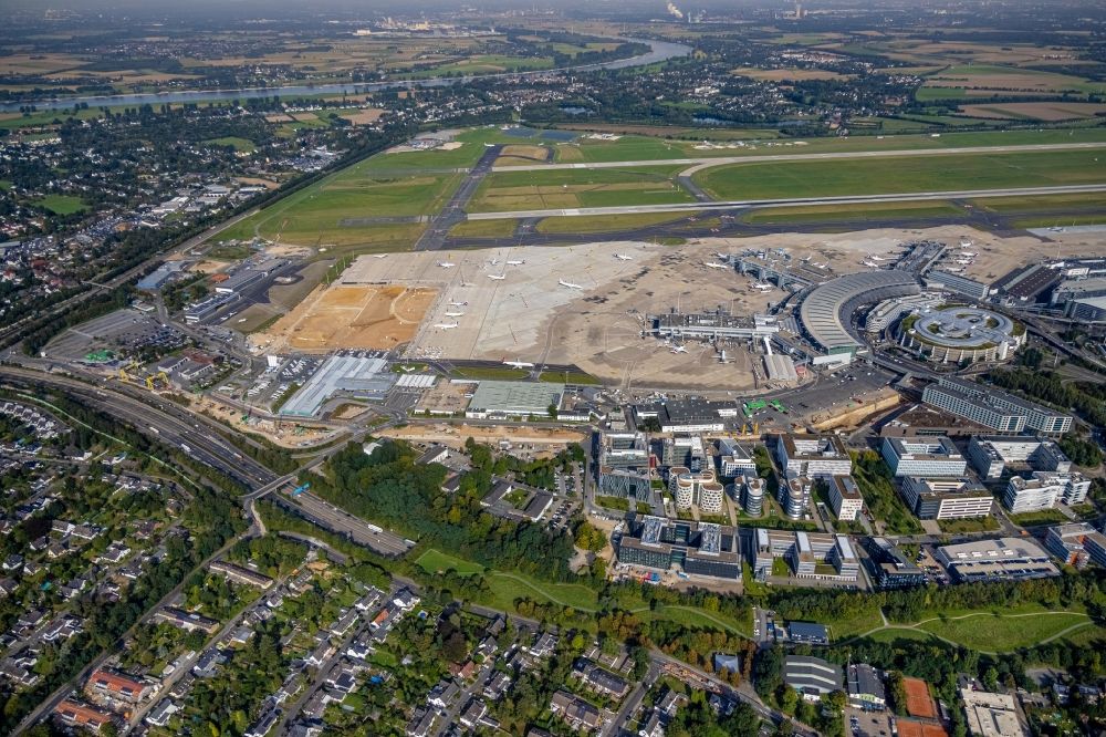 Düsseldorf von oben - Baustelle auf dem Gelände des Flughafen in Düsseldorf im Bundesland Nordrhein-Westfalen, Deutschland