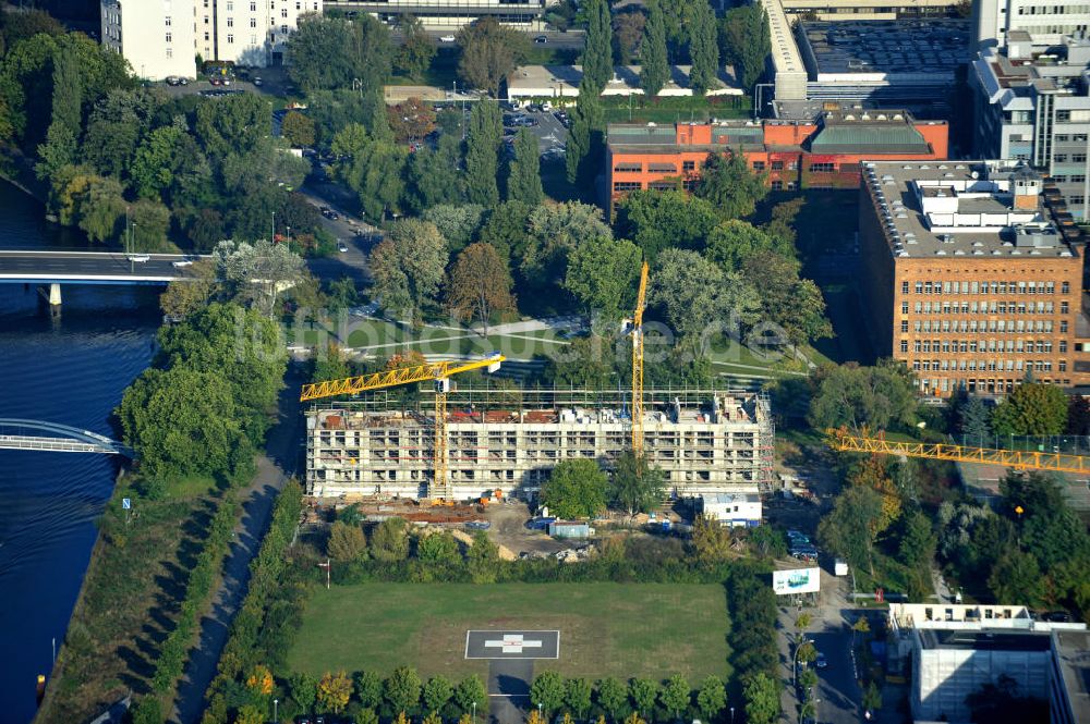 Luftbild Berlin - Baustelle Hafenquartier Mitte und Hubschrauberlandeplatz an der Spree in Berlin