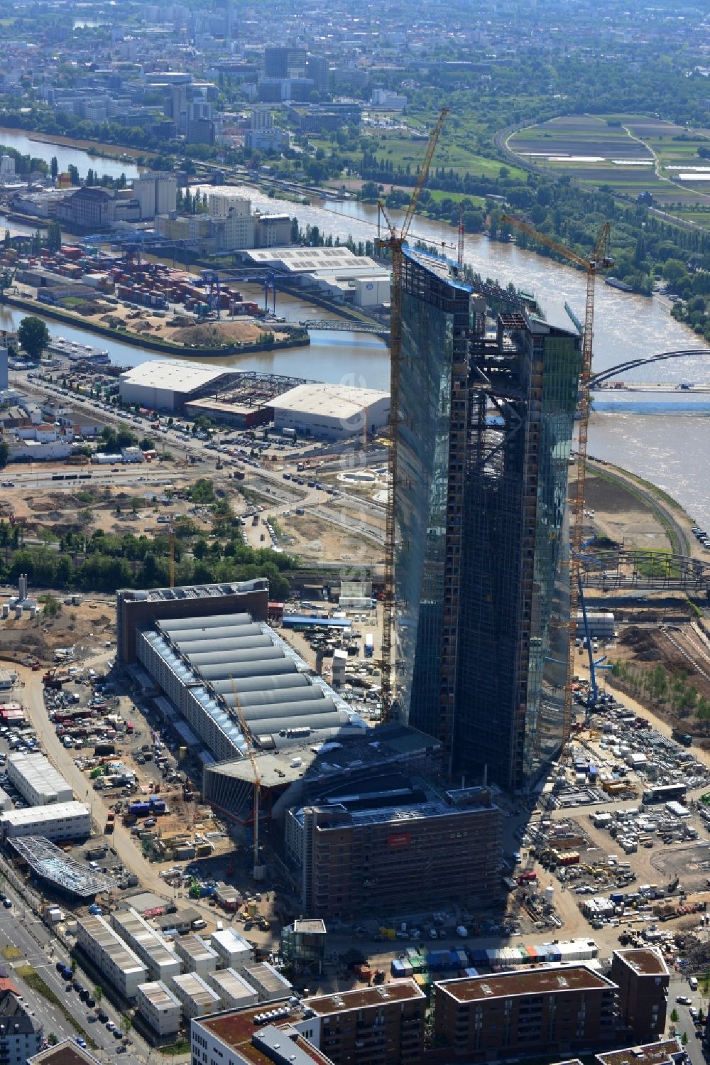 Luftbild Frankfurt am Main - Baustelle Hochhaus- Neubau der Doppeltürme der EZB-Zentrale in Frankfurt / Main in Hessen