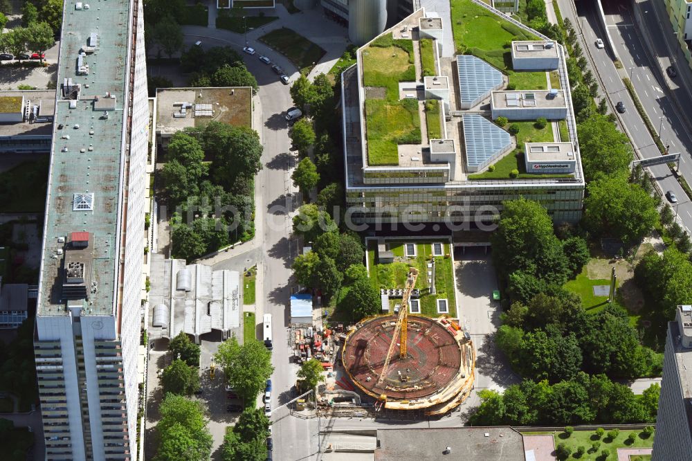 München von oben - Baustelle KITA- Kindergarten im Arabellapark im Ortsteil Bogenhausen in München im Bundesland Bayern, Deutschland