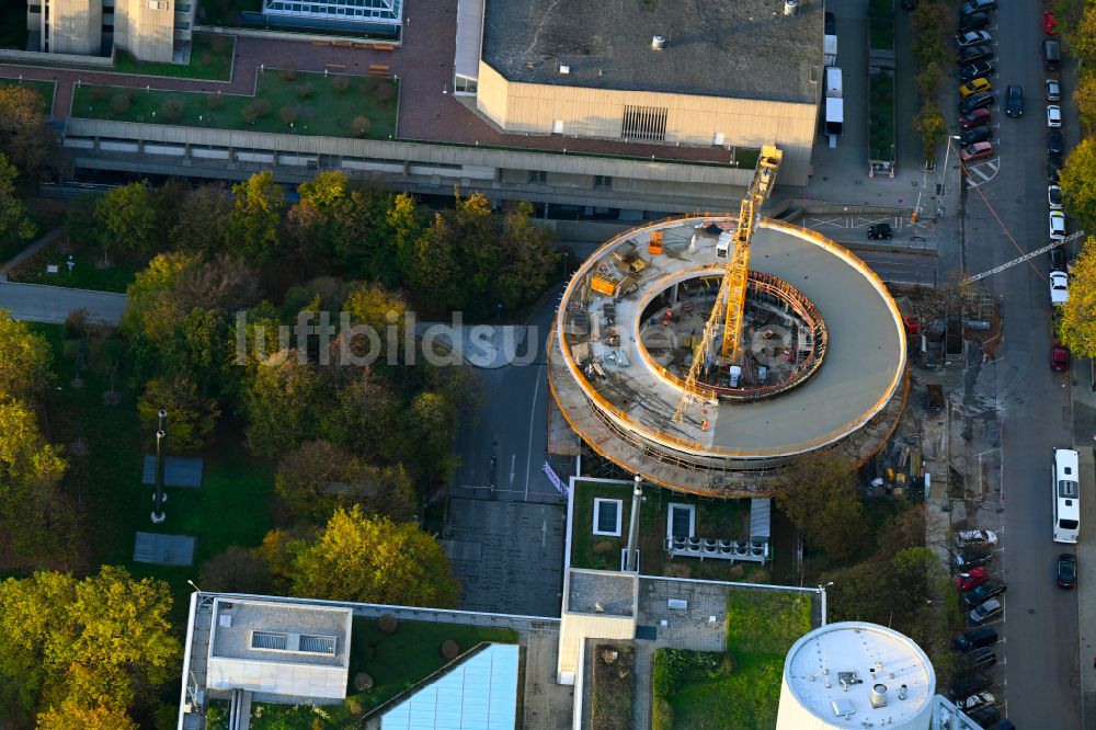 Luftaufnahme München - Baustelle KITA- Kindergarten im Arabellapark im Ortsteil Bogenhausen in München im Bundesland Bayern, Deutschland