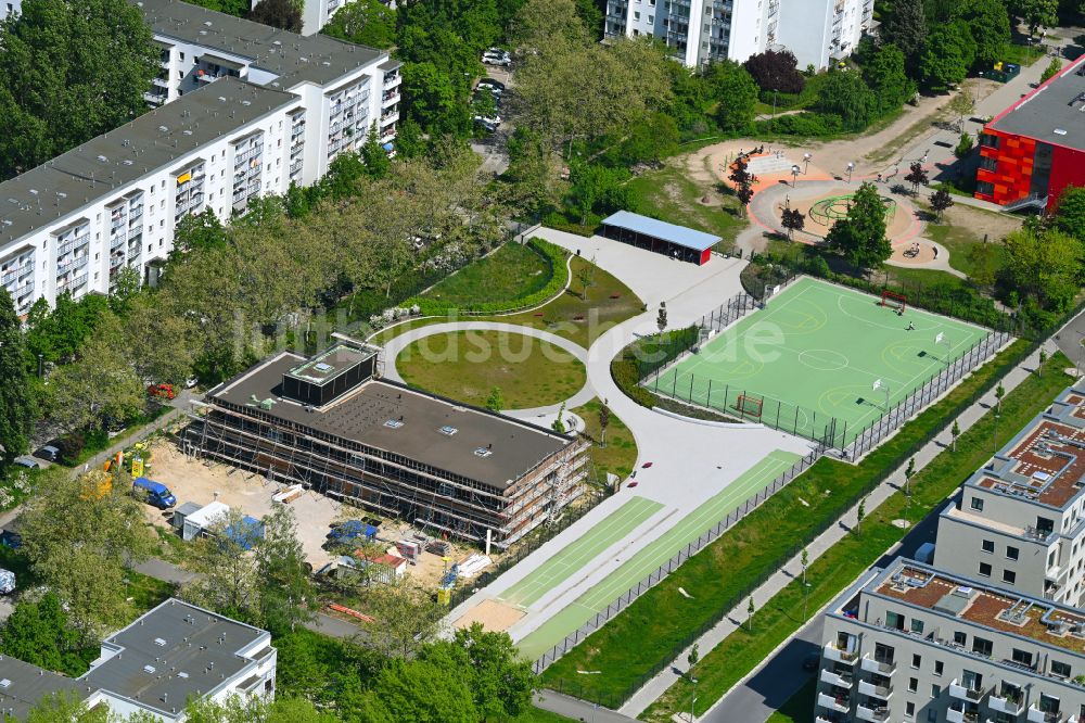 Luftaufnahme Berlin - Baustelle KITA- Kindergarten im Ortsteil Hellersdorf in Berlin, Deutschland