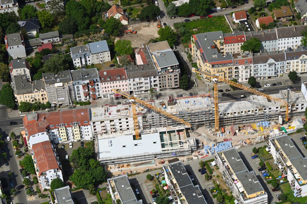 Luftaufnahme Berlin - Baustelle Mehrfamilienhaussiedlung Dietzgenstraße mit Aldi Supermarkt im Ortsteil Niederschönhausen in Berlin, Deutschland