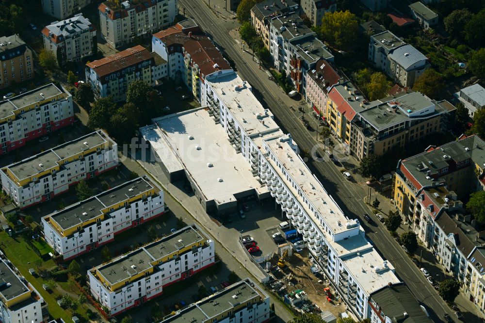 Luftaufnahme Berlin - Baustelle Mehrfamilienhaussiedlung Dietzgenstraße mit Aldi Supermarkt im Ortsteil Niederschönhausen in Berlin, Deutschland