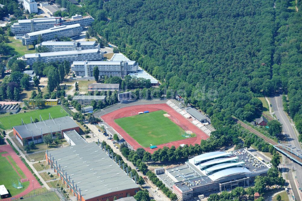 Luftbild Potsdam - Baustelle der Mehrzweck-Sporthalle am Olympia-Stützpunkt Luftschiffhafen im Südwesten Potsdams