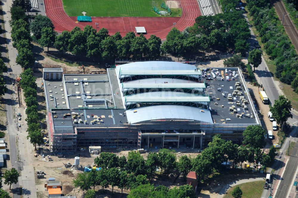 Luftaufnahme Potsdam - Baustelle der Mehrzweck-Sporthalle am Olympia-Stützpunkt Luftschiffhafen im Südwesten Potsdams