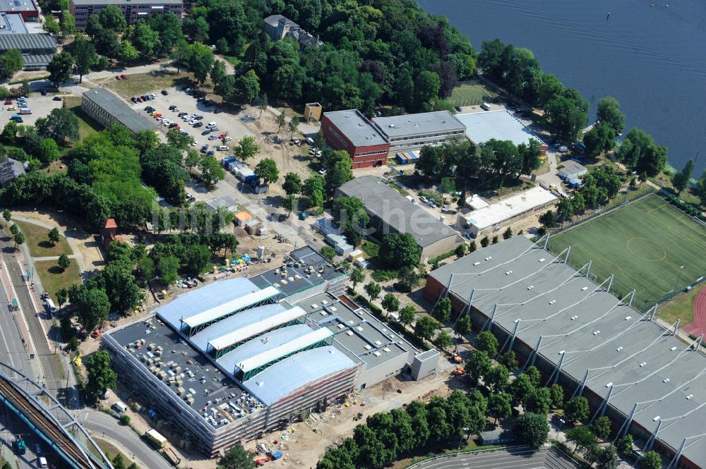 Luftaufnahme Potsdam - Baustelle der Mehrzweck-Sporthalle am Olympia-Stützpunkt Luftschiffhafen im Südwesten Potsdams