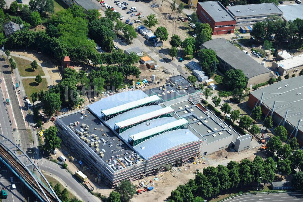 Potsdam von oben - Baustelle der Mehrzweck-Sporthalle am Olympia-Stützpunkt Luftschiffhafen im Südwesten Potsdams
