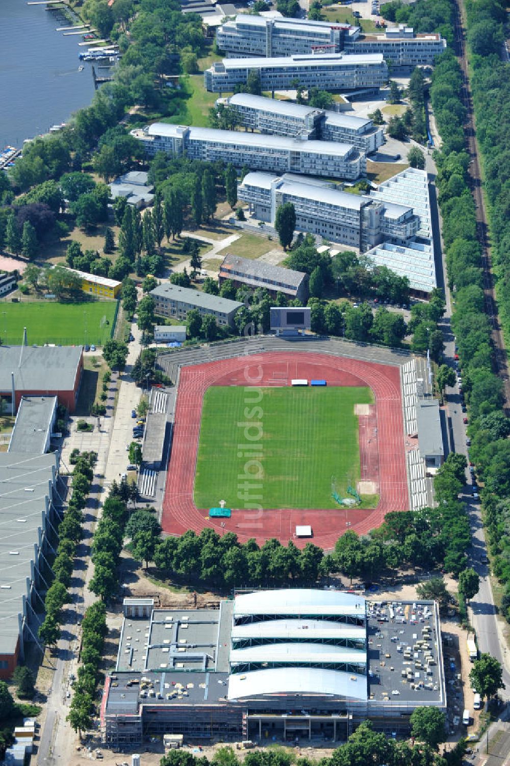 Potsdam von oben - Baustelle der Mehrzweck-Sporthalle am Olympia-Stützpunkt Luftschiffhafen im Südwesten Potsdams