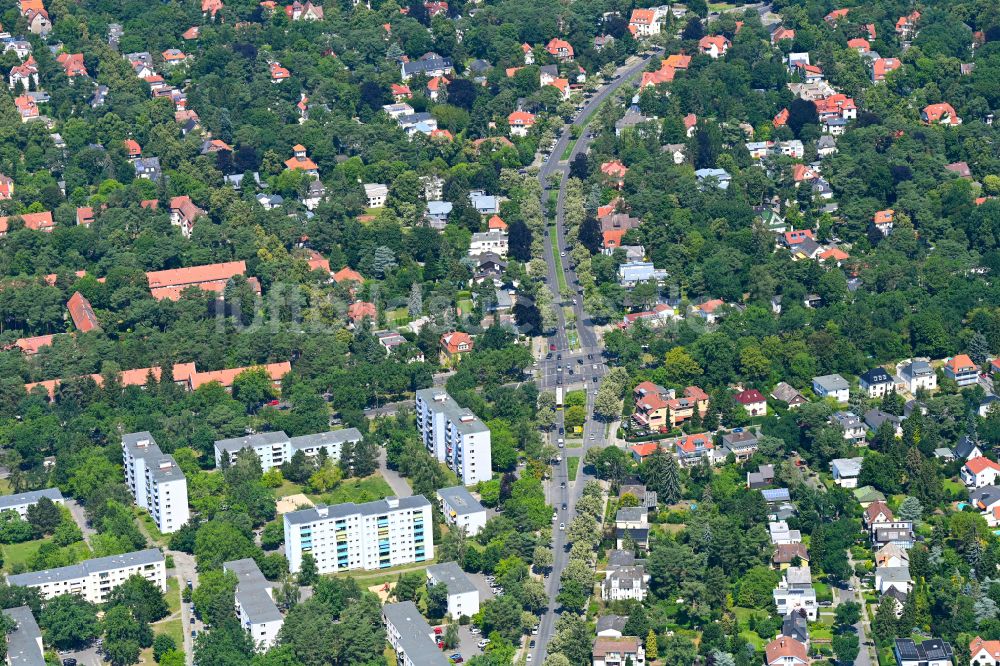Berlin von oben - Baustelle Mischbebauung eines Wohngebiets mit Mehrfamilienhäusern und Einfamilienhäusern im Ortsteil Zehlendorf in Berlin, Deutschland