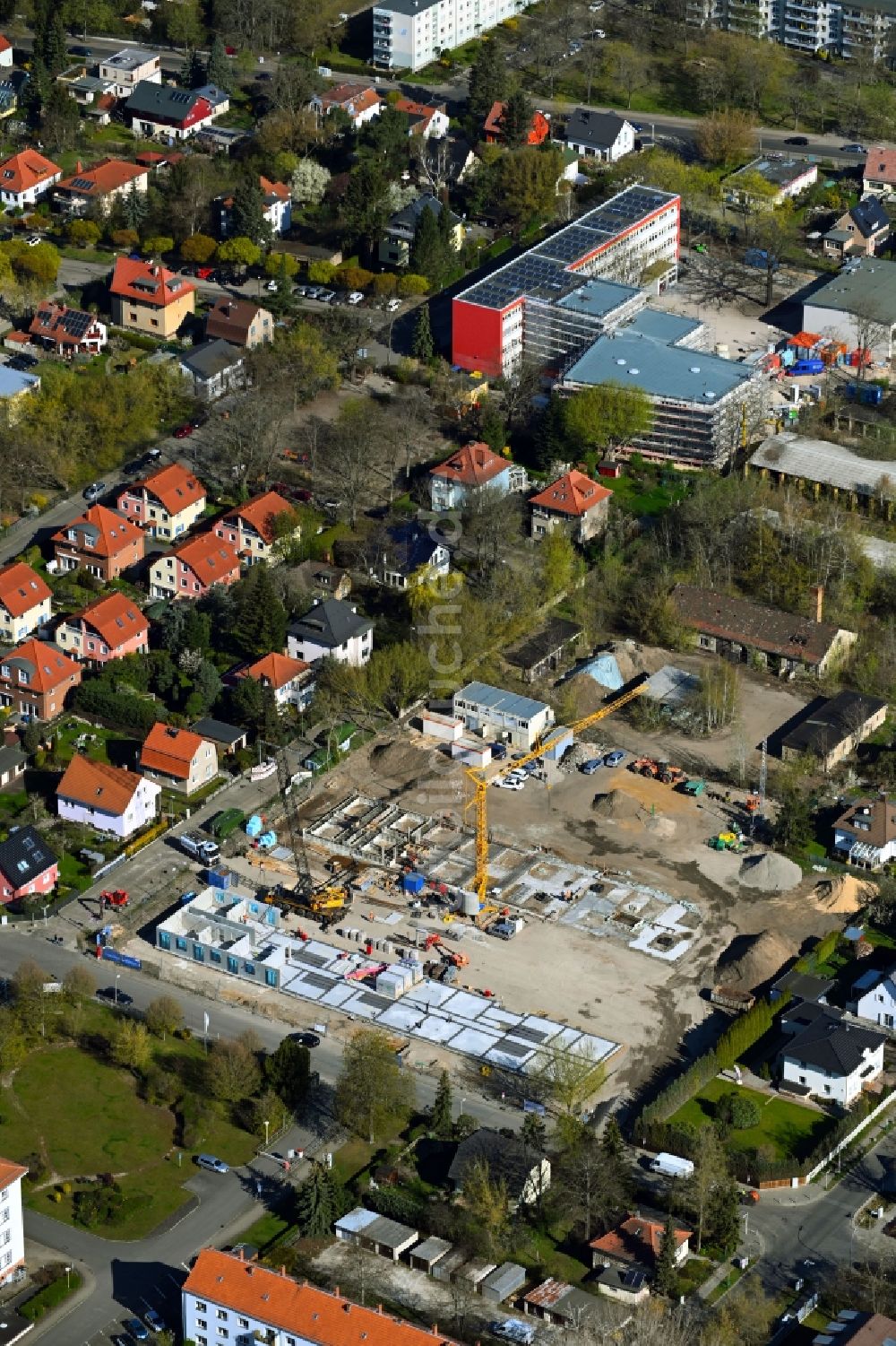 Berlin von oben - Baustelle Modulare Unterkunft für Flüchtlinge im Ortsteil Karlshorst in Berlin, Deutschland