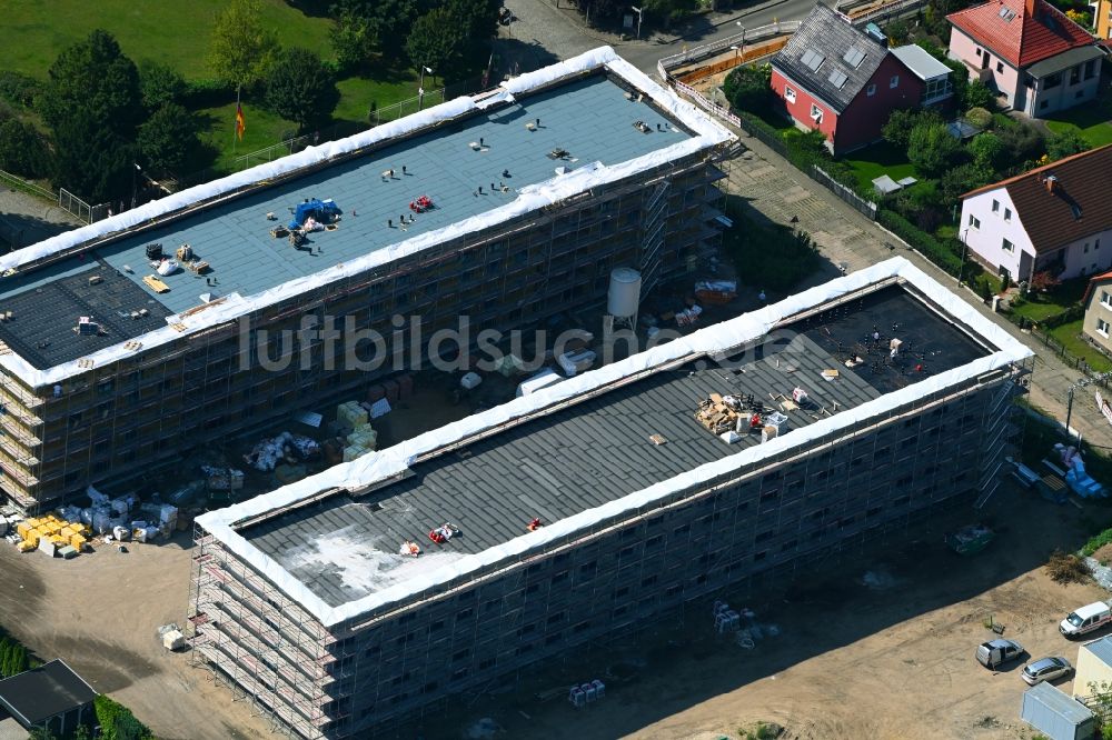 Berlin von oben - Baustelle Modulare Unterkunft für Flüchtlinge im Ortsteil Karlshorst in Berlin, Deutschland