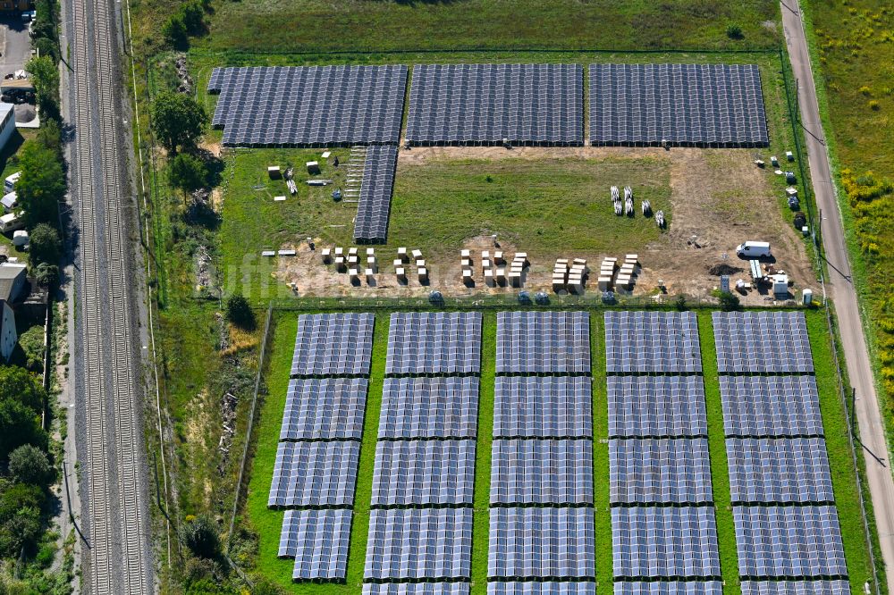 Dessau aus der Vogelperspektive: Baustelle und Montage- Arbeiten für Solarpark bzw. Solarkraftwerk in Dessau im Bundesland Sachsen-Anhalt, Deutschland