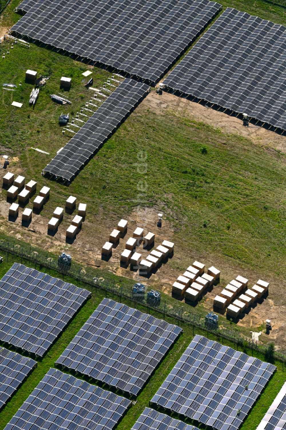 Luftaufnahme Dessau - Baustelle und Montage- Arbeiten für Solarpark bzw. Solarkraftwerk in Dessau im Bundesland Sachsen-Anhalt, Deutschland