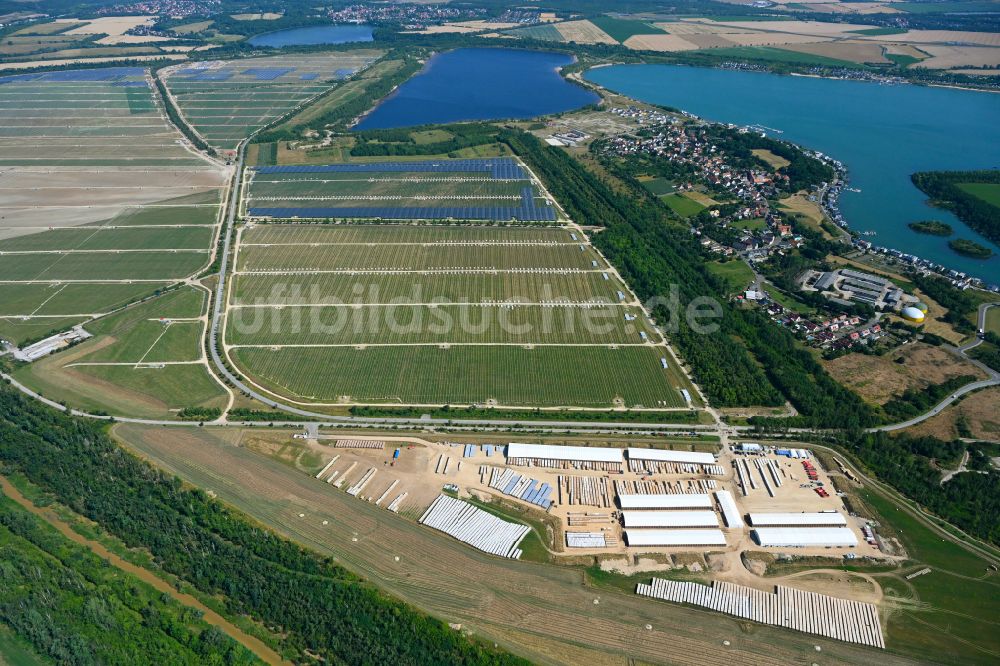 Luftaufnahme Neukieritzsch - Baustelle und Montage- Arbeiten für Solarpark bzw. Solarkraftwerk in Neukieritzsch im Bundesland Sachsen, Deutschland